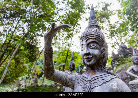 Statue di Buddha a Tar Nim cascata & segreto magico giardino di Koh Samui. Della Thailandia Foto Stock