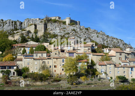 Vista del villaggio storico di Trigance e Trigance Château, ora un hotel esclusivo, nel Parc Naturel Régional du Verdon, Verdon Gorge, Provenza Foto Stock