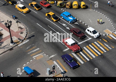 Traffico sul Paseo de Marti e passo del Prado nel centro di l'Avana a Cuba. Foto Stock