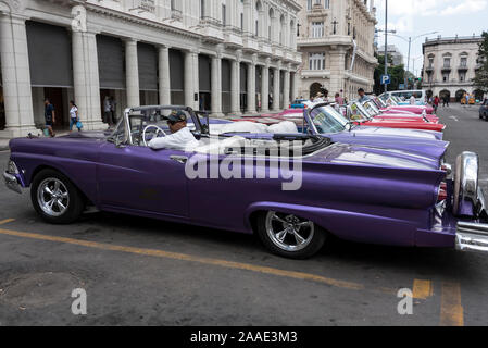 Una flotta di auto classiche americane convertibili a noleggio nel Parque Central a l'Avana, Cuba Molte delle accattivanti cable classiche americane convertibili taxi Foto Stock