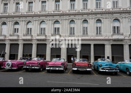 Molti degli accattivanti taxi americani classici convertibili (taxi Particares) visti dentro e intorno alle strade di l'Avana a Cuba sono molto popolari Foto Stock