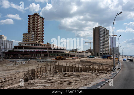 Nuovo sviluppo alberghiero lungo la carreggiata duello lunga 4 km, El Malecon, di fronte al mare a l'Avana, Cuba. Con un'industria turistica in espansione a Havan Foto Stock