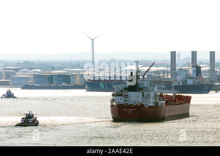 La luminosità della navata. Oil Chemical Tanker approdo Bayway raffineria, impianto di raffinazione nel porto di New York e New Jersey, STATI UNITI D'AMERICA Foto Stock