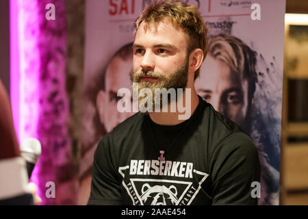 Londra, Regno Unito. Xxi Nov, 2019. Leggero, Søren Bak prende le domande da parte dei media a Bellator Londra: MEDIA DAY, MVP vs. Melillo a vetrai Hall . Novembre 21, 2019 Dan-Cooke credito/Alamy Live News Foto Stock