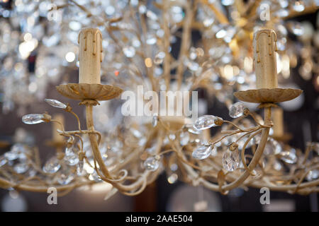 Lampadario di cristallo in stile moderno Foto Stock