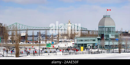 Il Vecchio Porto di Montreal il pattinaggio su ghiaccio con Jacques Cartier Bridge sullo sfondo in inverno, Canada Foto Stock