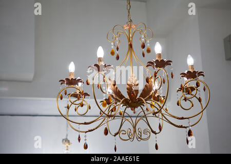 Lampadario in stile moderno all'interno dell'appartamento Foto Stock