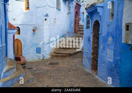 Una vista della parete blu strade intercettando in autunno a Chefchauen, il marocchino meta turistica conosciuta come la perla blu del Marocco Foto Stock