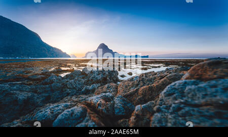 El Nido paesaggistica costa, bel tramonto con Cadlao island in background. Palawan, Filippine. Foto Stock