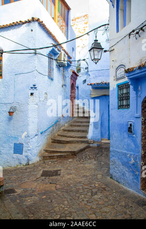 Una vista della parete blu strade intercettando in autunno a Chefchauen, il marocchino meta turistica conosciuta come la perla blu del Marocco Foto Stock