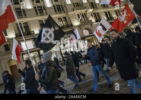 Varsavia, Mazowieckie, Polonia. Xx Nov, 2019. Gli studenti nazionalista sventola una bandiera con la croce celtica che è il simbolo nazista di supremazia bianca in tutto il mondo durante la protesta.Anti-Fascists studenti e attivisti provenienti da università di Varsavia riuniti sotto lo slogan qui apprendiamo, noi non Ave (un gesto nazista saluto Hitler), bloccando le porte al campus da un gruppo di nazionalisti che hanno voluto tenere una cosiddetta protesta dei leftists immigrato di supporto agli studenti e all'indottrinamento di studenti polacchi da LGBTQ lobby. Credito: Attila Husejnow SOPA/images/ZUMA filo/Alamy Live News Foto Stock