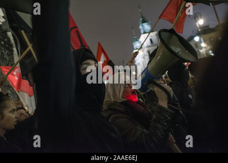 Varsavia, Mazowieckie, Polonia. Xx Nov, 2019. Un visto studente grida anti-fascista di slogan per un megafono durante la protesta.Anti-Fascists studenti e attivisti provenienti da università di Varsavia riuniti sotto lo slogan qui apprendiamo, noi non Ave (un gesto nazista saluto Hitler), bloccando le porte al campus da un gruppo di nazionalisti che hanno voluto tenere una cosiddetta protesta dei leftists immigrato di supporto agli studenti e all'indottrinamento di studenti polacchi da LGBTQ lobby. Credito: Attila Husejnow SOPA/images/ZUMA filo/Alamy Live News Foto Stock