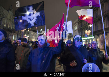 Varsavia, Mazowieckie, Polonia. Xx Nov, 2019. Gli studenti nazionalista sventola una bandiera con la croce celtica che è il simbolo nazista di supremazia bianca in tutto il mondo durante la protesta.Anti-Fascists studenti e attivisti provenienti da università di Varsavia riuniti sotto lo slogan qui apprendiamo, noi non Ave (un gesto nazista saluto Hitler), bloccando le porte al campus da un gruppo di nazionalisti che hanno voluto tenere una cosiddetta protesta dei leftists immigrato di supporto agli studenti e all'indottrinamento di studenti polacchi da LGBTQ lobby. Credito: Attila Husejnow SOPA/images/ZUMA filo/Alamy Live News Foto Stock