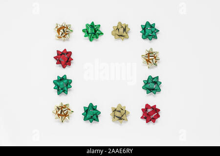 Telaio di Natale composta da archetti in regalo. Lay piatto con spazio di copia Foto Stock