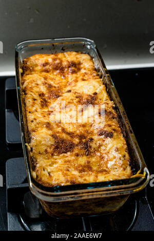 In casa Italiano tradizionale di lasagna di carne in vetro rettangolare ciotola pronto a servire e mangiare. Foto Stock