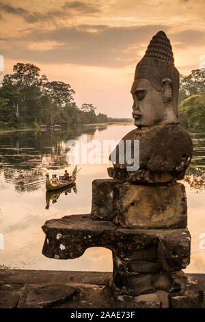 Il Tonle Om Gate, Cancello Sud Angkor Thom, Cambogia, in Asia. Foto Stock