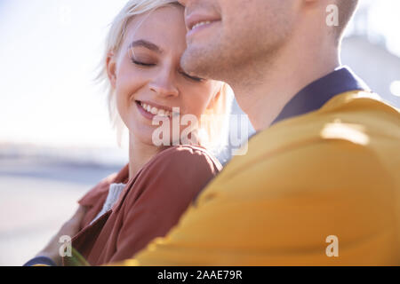 Bella coppia felice azienda ogni altra stretta Foto Stock