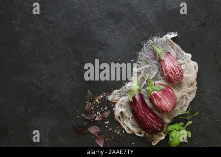 Diversi zebra melanzana scuro su sfondo di ardesia. Foto Stock