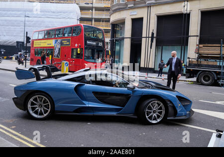 McLaren Senna auto blu che viene erogato al concessionario di Knightsbridge di Londra. La guida su strada Foto Stock