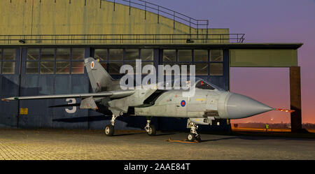 RAF Tornado GR4, ZD715, 083 (12 Squadron (B) Lossiemouth marcature) a RAF Cosford Nightshoot in associazione con soglia.Aero Foto Stock
