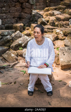 Pittore al Ta Prohm tempio di Angkor, Cambogia, Asia Foto Stock