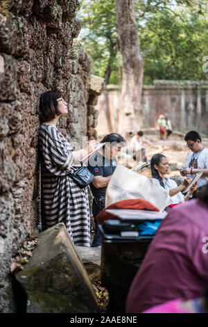 Pittore al Ta Prohm tempio di Angkor, Cambogia, Asia Foto Stock