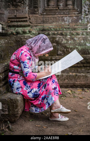 Pittore al Ta Prohm tempio di Angkor, Cambogia, Asia Foto Stock