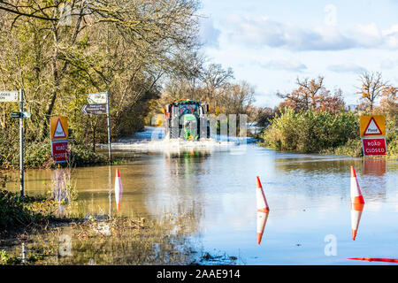 Un trattore rendendo il suo modo attraverso inondazione dal fiume Severn sulla B4213 sull'approccio alla Haw ponte in prossimità di Severn Vale villaggio di Apperley, Foto Stock