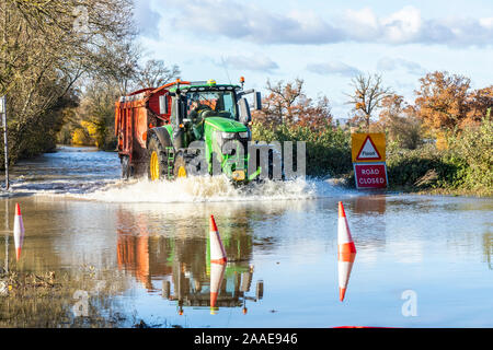 Un trattore rendendo il suo modo attraverso inondazione dal fiume Severn sulla B4213 sull'approccio alla Haw ponte in prossimità di Severn Vale villaggio di Apperley, Foto Stock