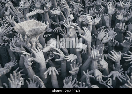 Mani sculture in Wat Rong Khun, famoso tempio bianco in Chiang Rai, Thailandia Foto Stock