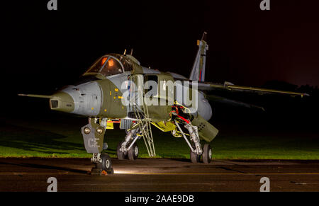 RAF SEPECAT Jaguar GR1, XX819, CE, a RAF Cosford Nightshoot in associazione con soglia.Aero Foto Stock