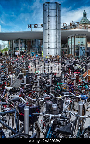 Un sacco di biciclette a Norreport stazione della metropolitana di Copenhagen, Danimarca. Foto Stock