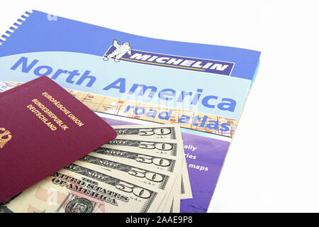 Reiseführer USA, Südwesten, Reisepass Bundesrepublik Deutschland, mehrere 50 Dollarscheine, Strassenatlas Nordamerika, Symbolbild Reisenplanung USA Foto Stock