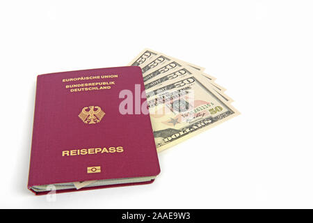 Mehrere 50 Dollarscheine, Reisepass Bundesrepublik Deutschland, Symbolbild Reiseplanung Foto Stock