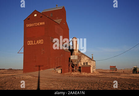 Kornsilo in der Prärie - Saskatchewan, Kanada Foto Stock