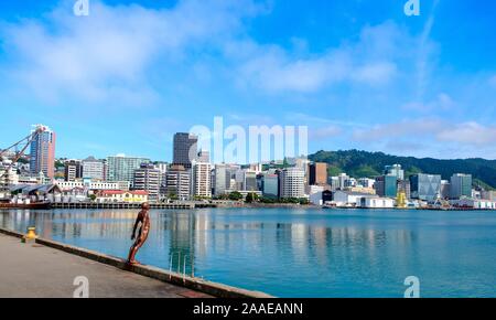 Solace nella scultura del vento e lo skyline, Wellington, Isola del nord, Nuova Zelanda Foto Stock