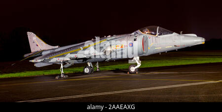 Harrier ZD465. GR9, a RAF Cosford Nightshoot in associazione con soglia.Aero Foto Stock