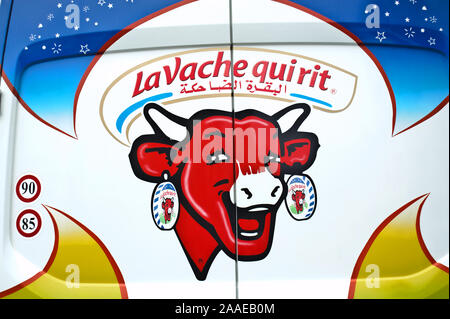 Logo 'La Vache qui rit" ( la risata di vacca) sullo sportello posteriore di un furgone ( Marocco) Foto Stock