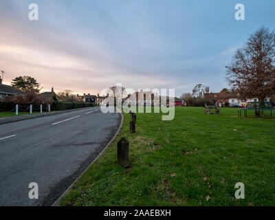 Chequers sul verde pubblico casa del villaggio di alta Halden, Kent Foto Stock