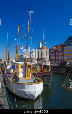 Ormeggiate barche a vela in canale in Copenhagen, Danimarca Foto Stock