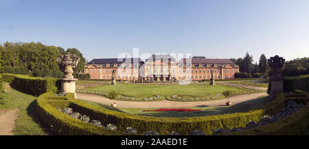 Tipico Castello Rococò Dobris in Repubblica Ceca Foto Stock