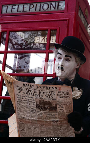 Londra, Regno Unito. 18 Novembre, 2019. Charlie Chaplin visto la lettura di un edizione del Daily Express da martedì 5 giugno 1945 con un grande titolo di Churchill, combattendo come leader nazionalista durante l'elezione, dà elettori questo avviso: 'Gestapo in Gran Bretagna se i socialisti win.' Credit: Joe Kuis / Alamy News Foto Stock