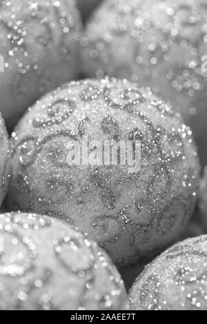 Sfondo di natale. Bianco Natale sfere con pattern di argento di close-up. Bellissimo sfondo di Natale. Foto Stock