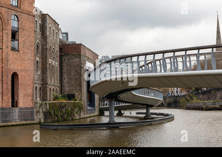 Primo piano del ponte in acciaio curvo a Finzels raggiungere chiamato Castle Bridge, City of Bristol, Inghilterra, Regno Unito Foto Stock