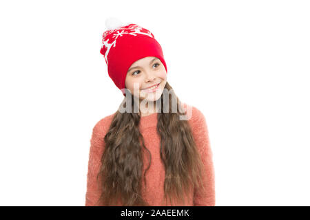 Statico e l'effetto crespo. Bambino adorabile lunghi capelli morbidi cappello di pelliccia. Prodotti per la cura del bambino concetto. Anti statica prodotto per i capelli. Ragazza capelli lunghi indossare pellicce hat sfondo bianco. Inverno shampoo e balsamo prevenire danni ai capelli. Foto Stock