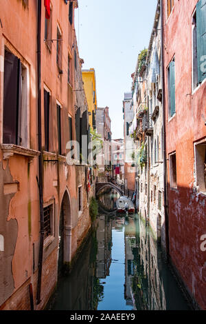 Stretti canali di acqua tra i palazzi di Venezia Foto Stock