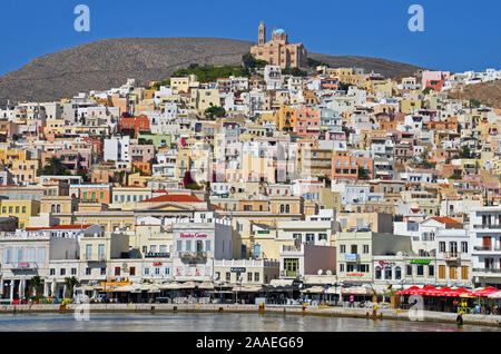 La Chiesa di San Nicola si erge sopra ERMOUPOLI, SIROS, CICLADI Grecia Foto Stock