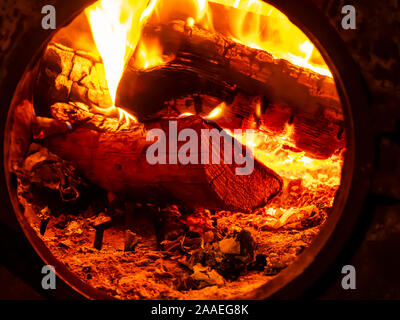 Vigili del fuoco di fiamma su legno in una camera di combustione. Immagine di sfondo. Foto Stock