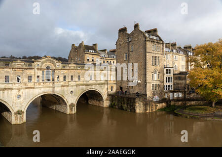 Sunlit Pulteney Bridge, City of Bath, Somerset, Inghilterra, Regno Unito Foto Stock