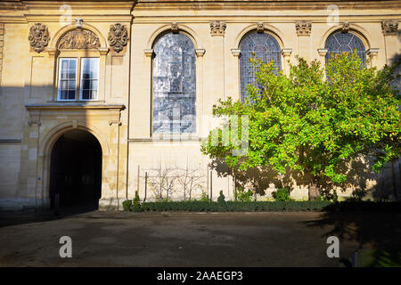 Esterno della cappella al Trinity College dell'università di Oxford, Inghilterra, su una soleggiata giornata invernale. Foto Stock